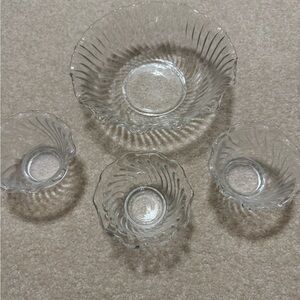 Vintage Anchor Hocking Scalloped edge Swirl Glass Desert/Berry Bowl Set